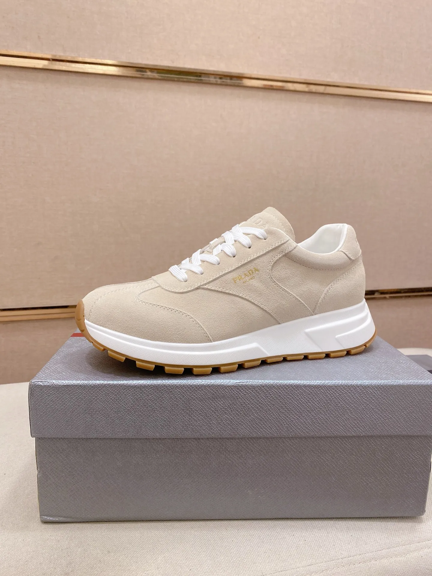 Men's shoes 💰 580💰 ✔️✔️✔️High version High-quality new PRADA counters are launched simultaneously. The new men's shoes and 😘fabric are selected suede cowhide and are made by pure handicrafts. Lining: Full cowhide lining. 👍🏿 High-end ☄️ air-cushion molded anti-slip rubber outsole, exquisite lines, simple and elegant, comfortable and high-end for leisure travel. Code number: 38 to 44